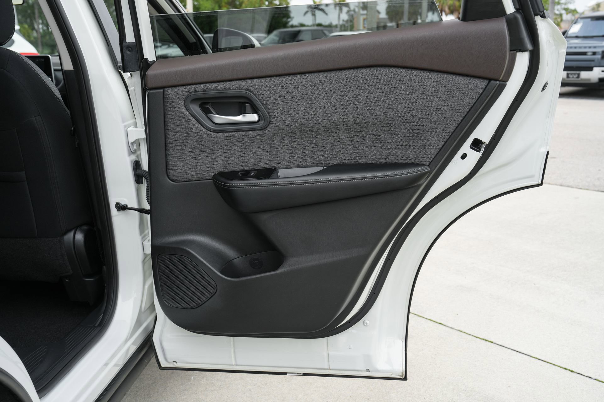 Used 2023 Nissan Rogue SV image 34