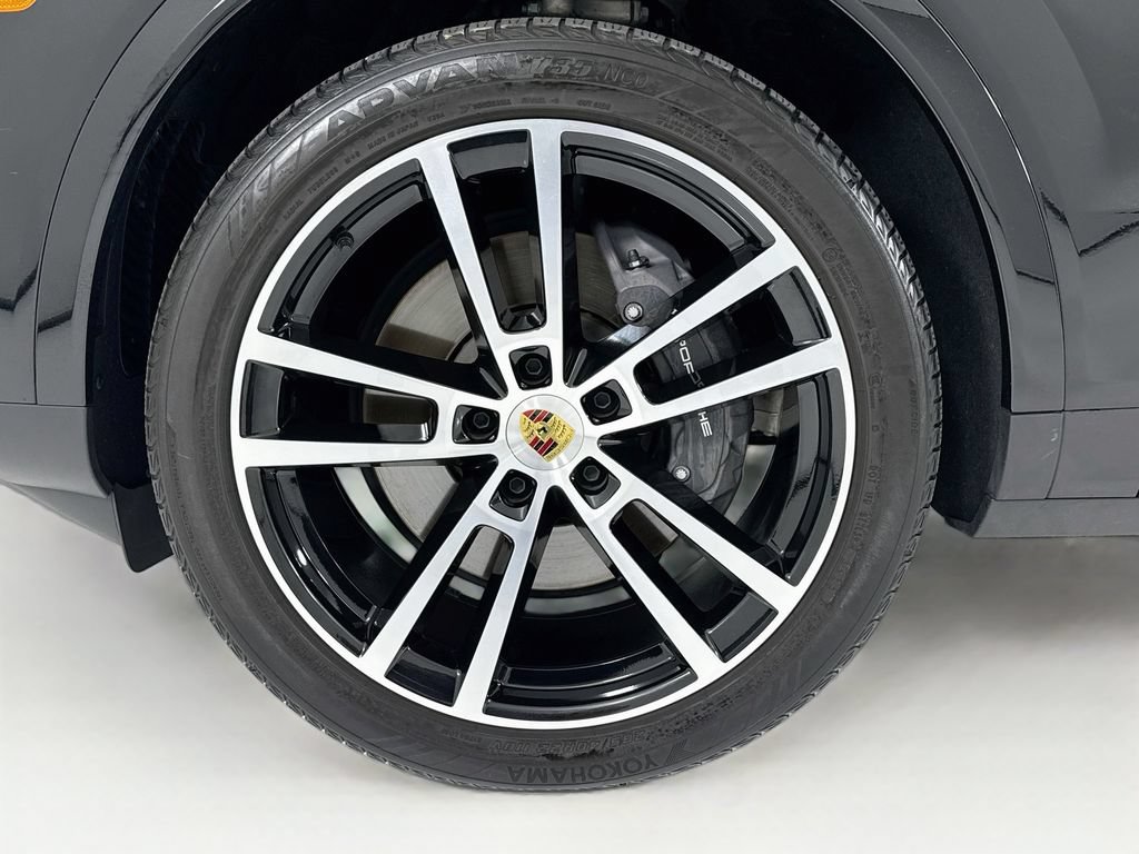 Certified 2024 Porsche Cayenne AWD/4WD image 32