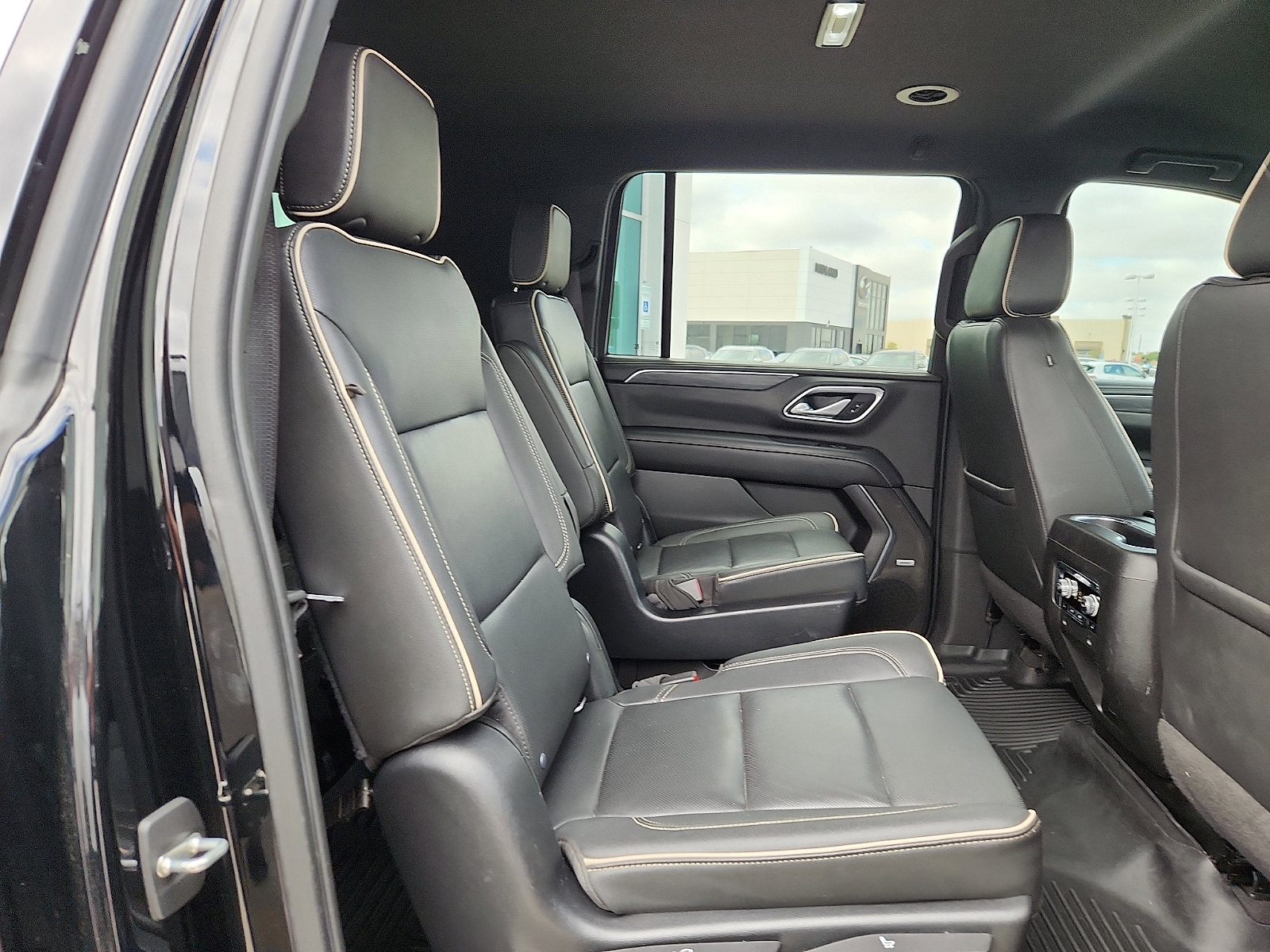 Used 2022 GMC Yukon XL SLT w/ SLT Luxury Package image 14