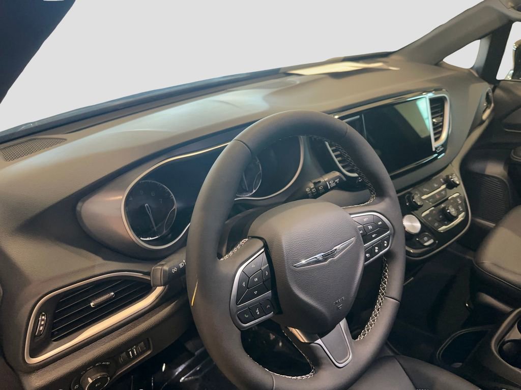 Used 2026 Chrysler Pacifica Select image 10