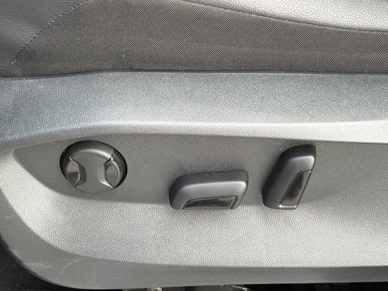Used 2024 Volkswagen Tiguan SE FWD image 17