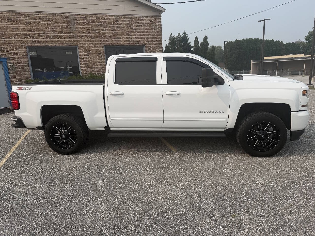 Used 2018 Chevrolet Silverado 1500 LT w/ LPO, Essentials Package AWD/4WD image 4