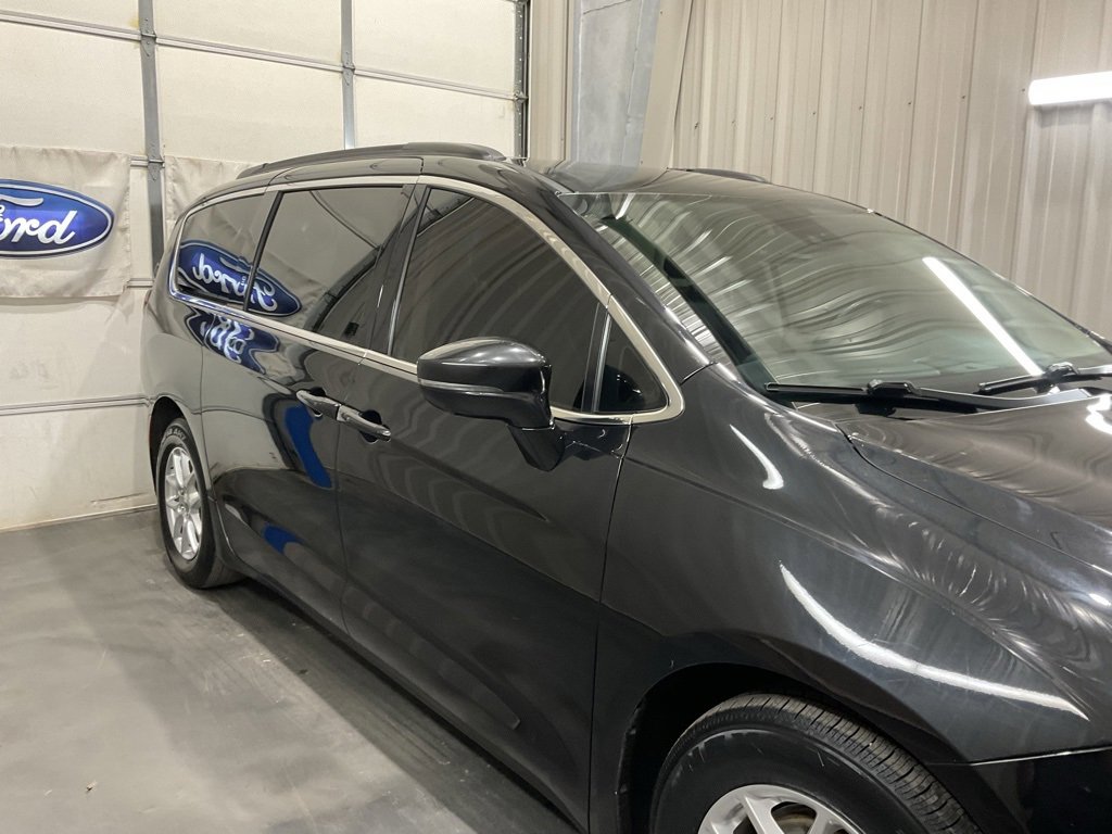 Used 2022 Chrysler Pacifica Touring-L w/ Uconnect Theater Family Group image 4