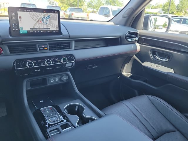 Certified 2025 Honda Pilot Black Edition image 32