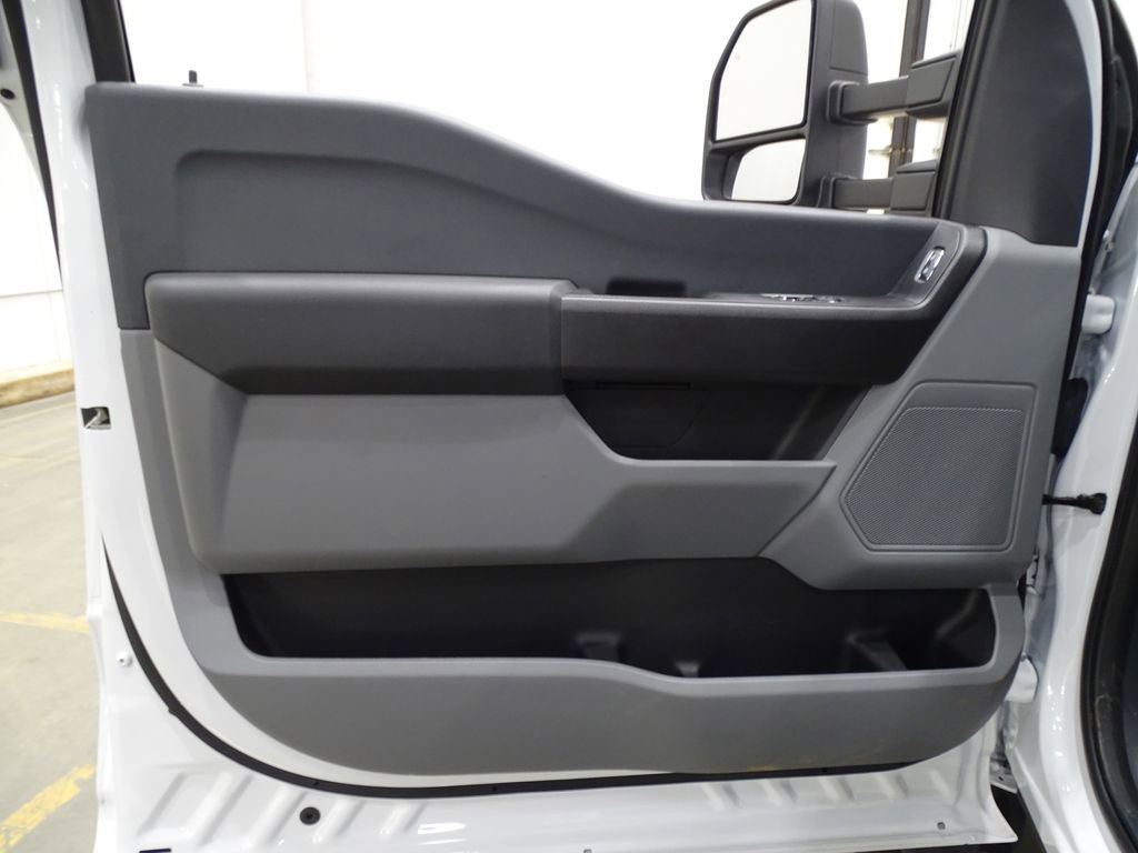 Used 2023 Ford F550 4x4 Regular Cab Super Duty image 9
