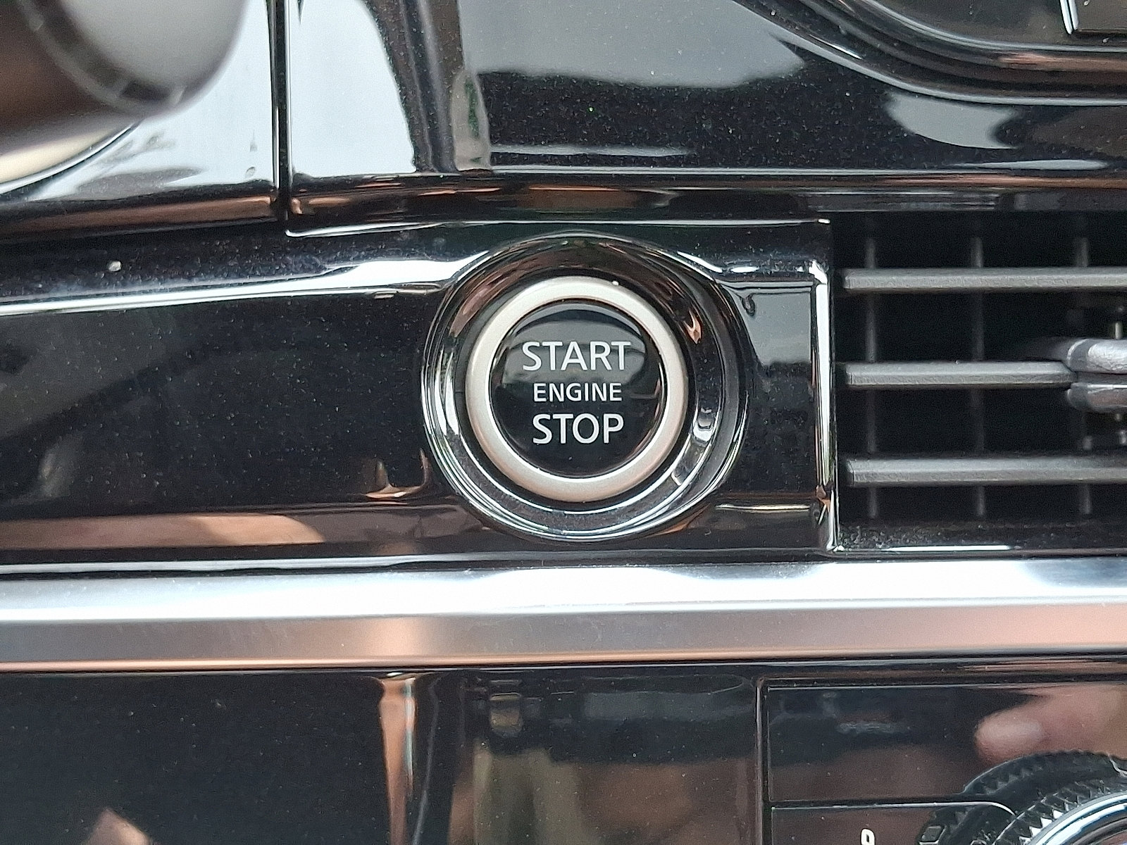 Certified 2023 Nissan Pathfinder Platinum w/ Black Appearance Package image 29