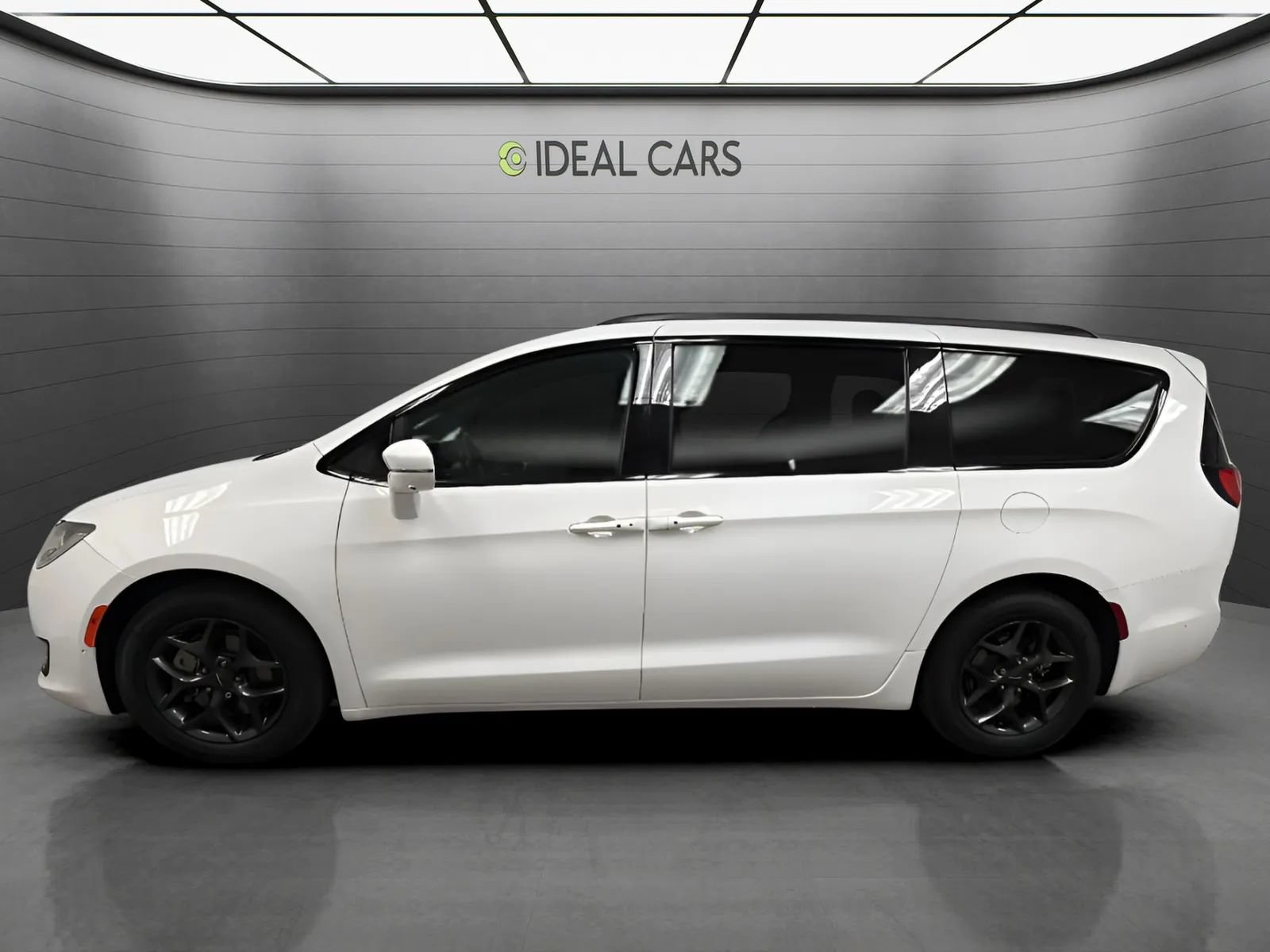 Used 2018 Chrysler Pacifica Limited w/ Advanced Safetytec Group FWD image 8