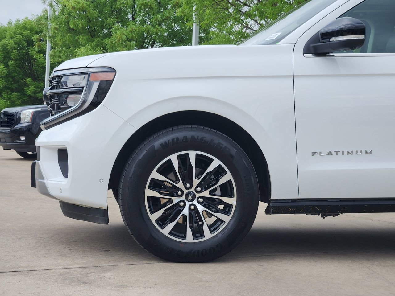Used 2025 Ford Expedition Platinum AWD/4WD image 8