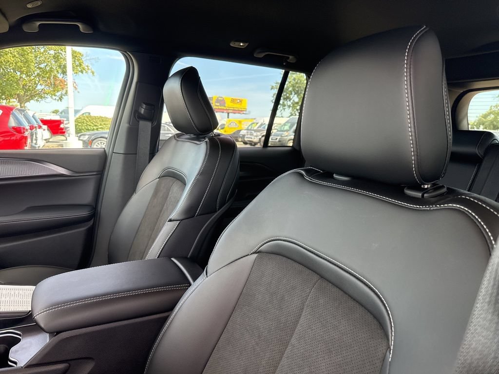 New 2025 Jeep Grand Cherokee Altitude AWD/4WD image 11