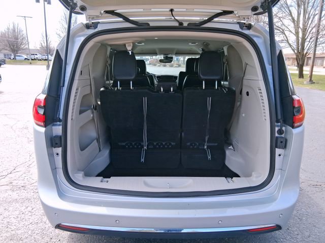 Used 2024 Chrysler Pacifica Touring-L FWD image 5