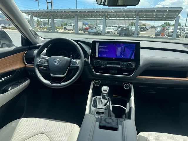 Used 2025 Toyota Grand Highlander AWD image 30