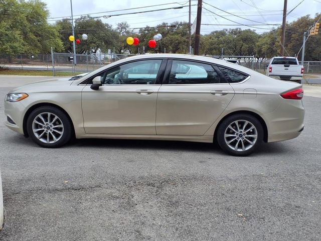 Used 2017 Ford Fusion SE FWD image 4