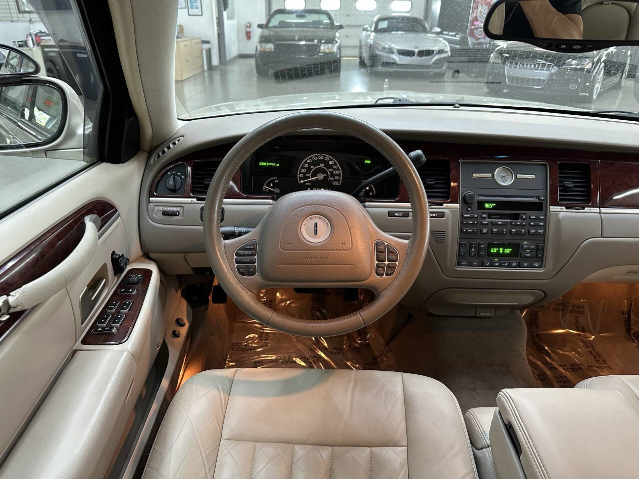 Used 2004 Lincoln Town Car Executive image 19