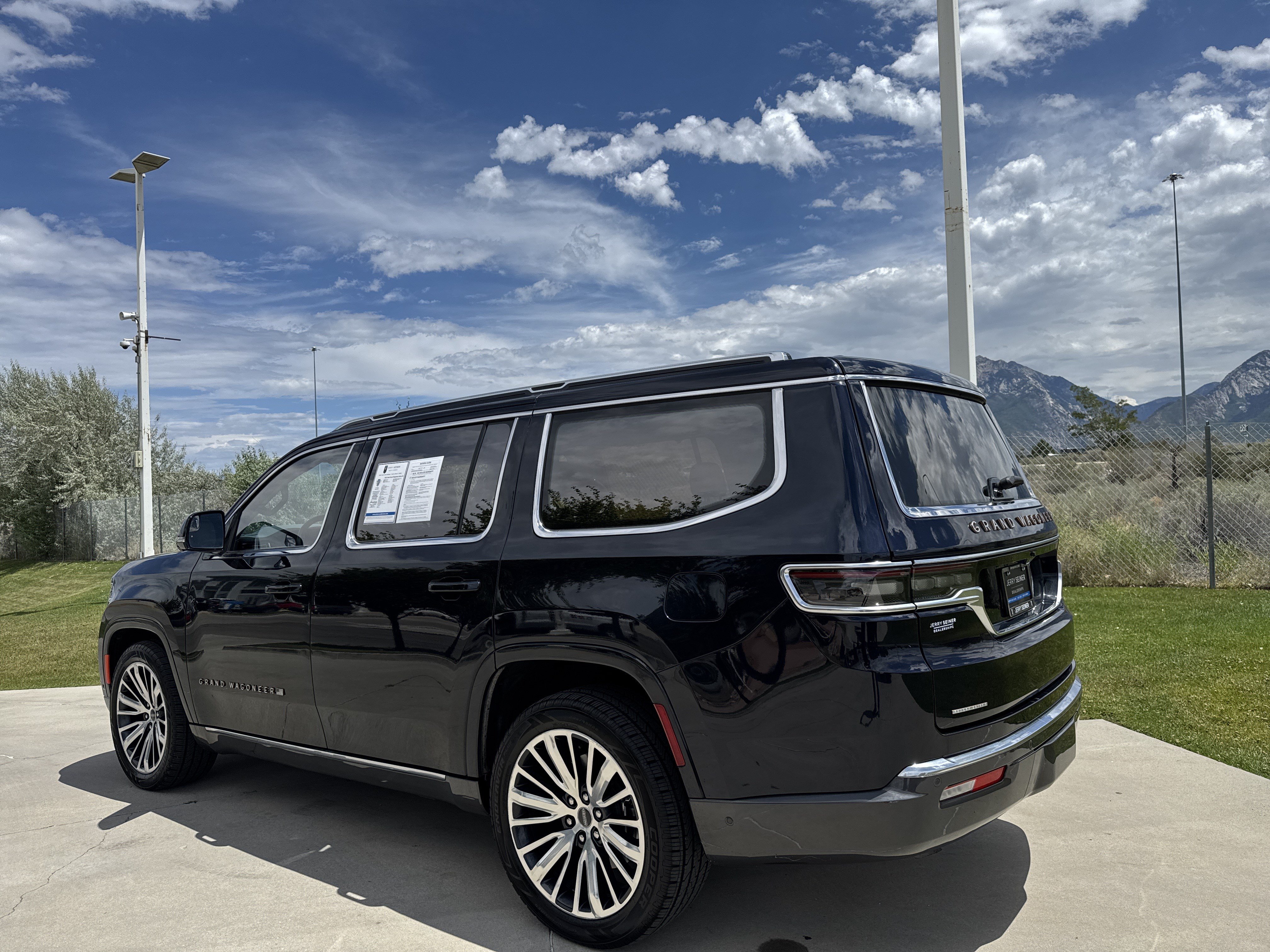 Used 2022 Jeep Grand Wagoneer Series III w/ Rear Seat Video Group 1 AWD/4WD image 4
