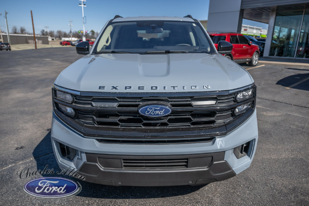 Used 2025 Ford Expedition Active AWD/4WD image 2