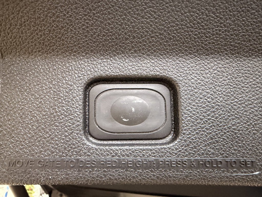 Used 2017 Ford Explorer XLT w/ Equipment Group 202A image 9