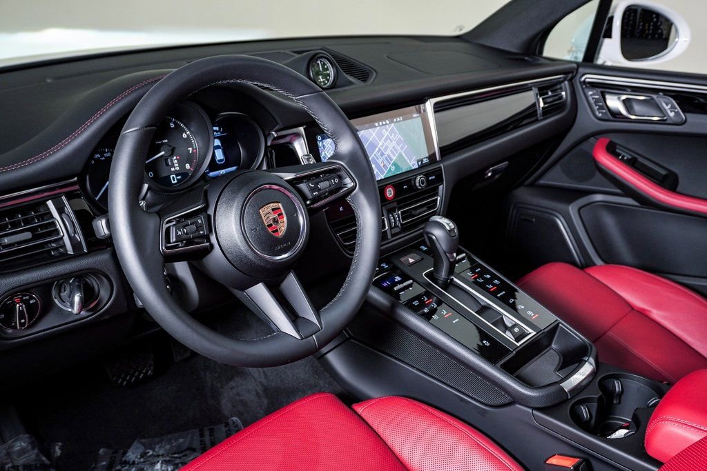 Certified 2025 Porsche Macan image 4