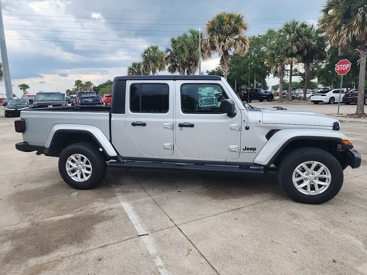 Used 2023 Jeep Gladiator Sport AWD/4WD image 2