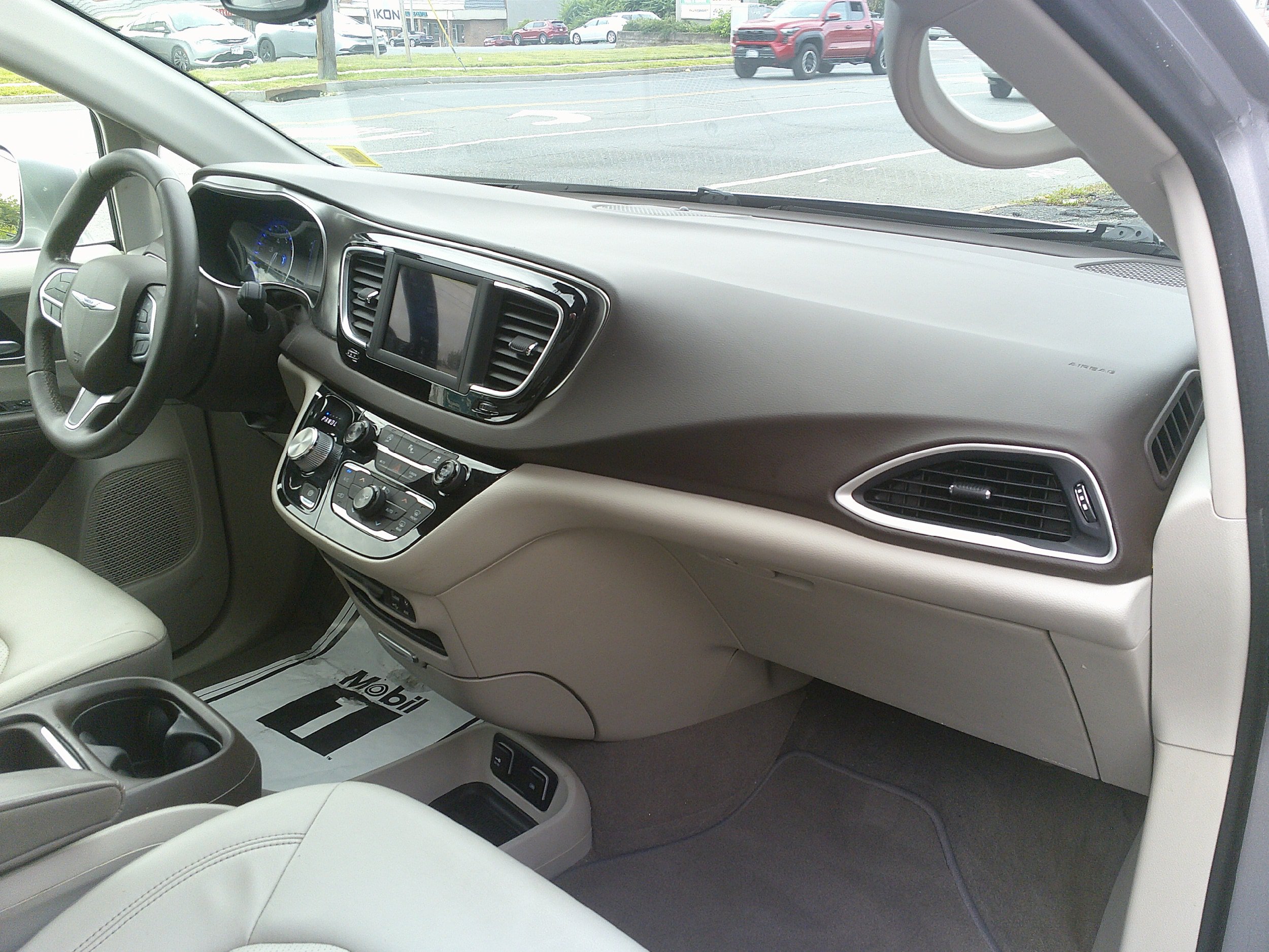 Used 2018 Chrysler Pacifica Touring-L FWD image 27