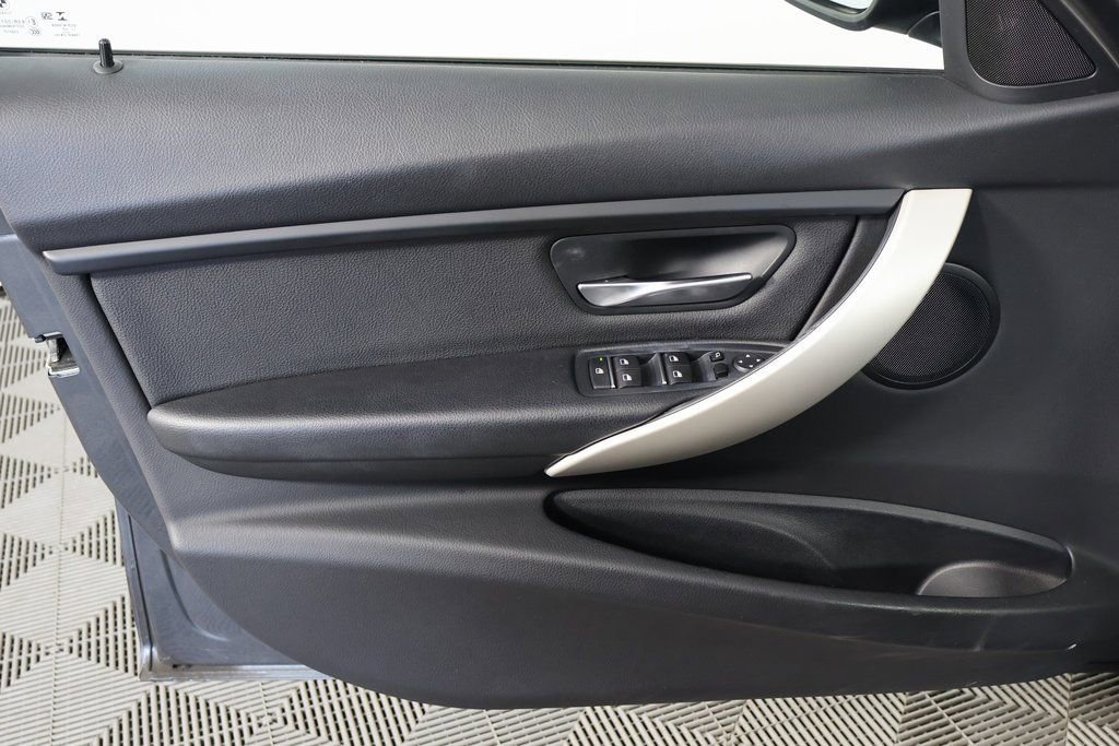 Used 2018 BMW 320i Sedan RWD image 10
