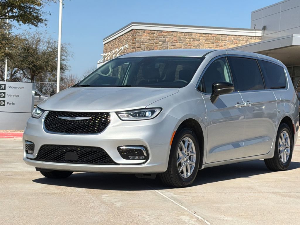 Used 2024 Chrysler Pacifica Touring-L image 3