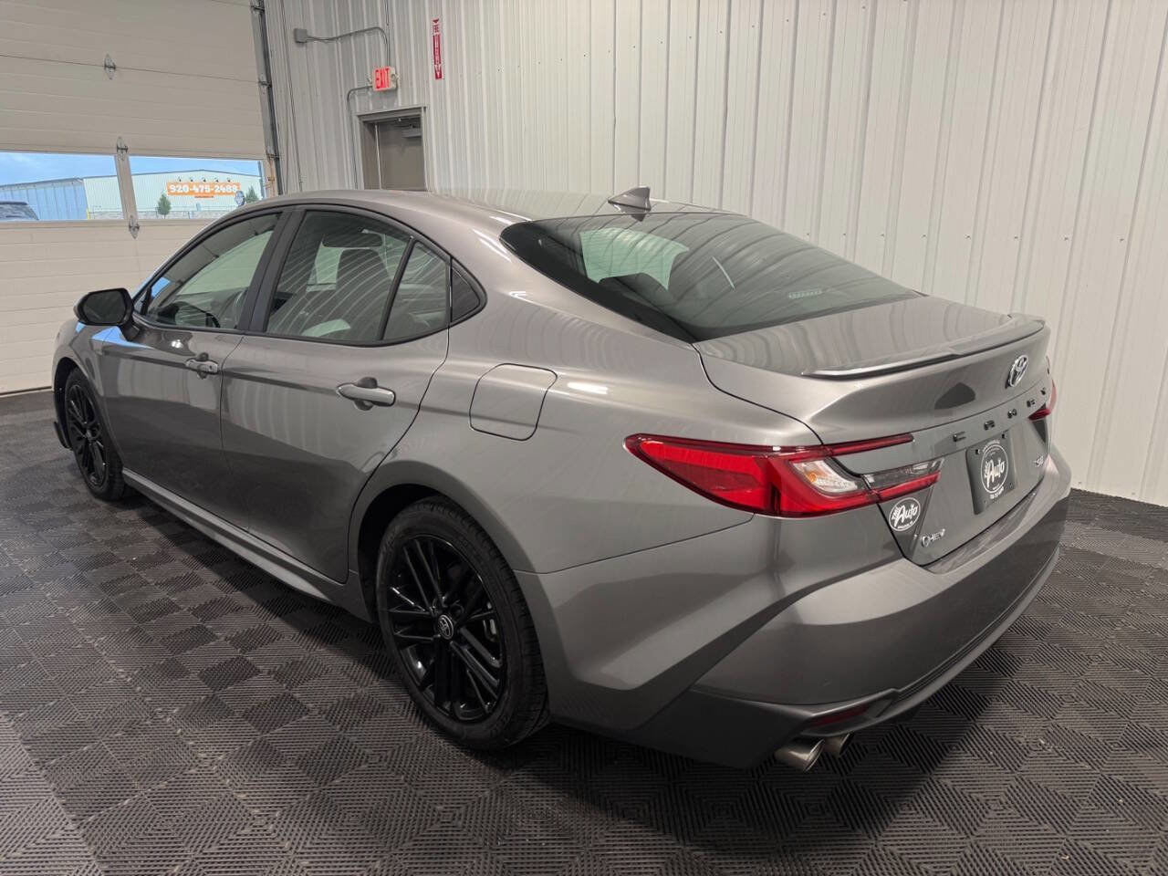 Used 2025 Toyota Camry SE image 5