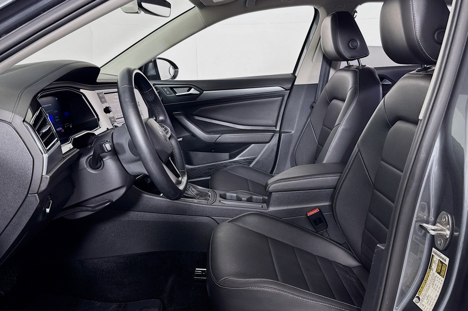 Used 2022 Volkswagen Jetta SE image 16