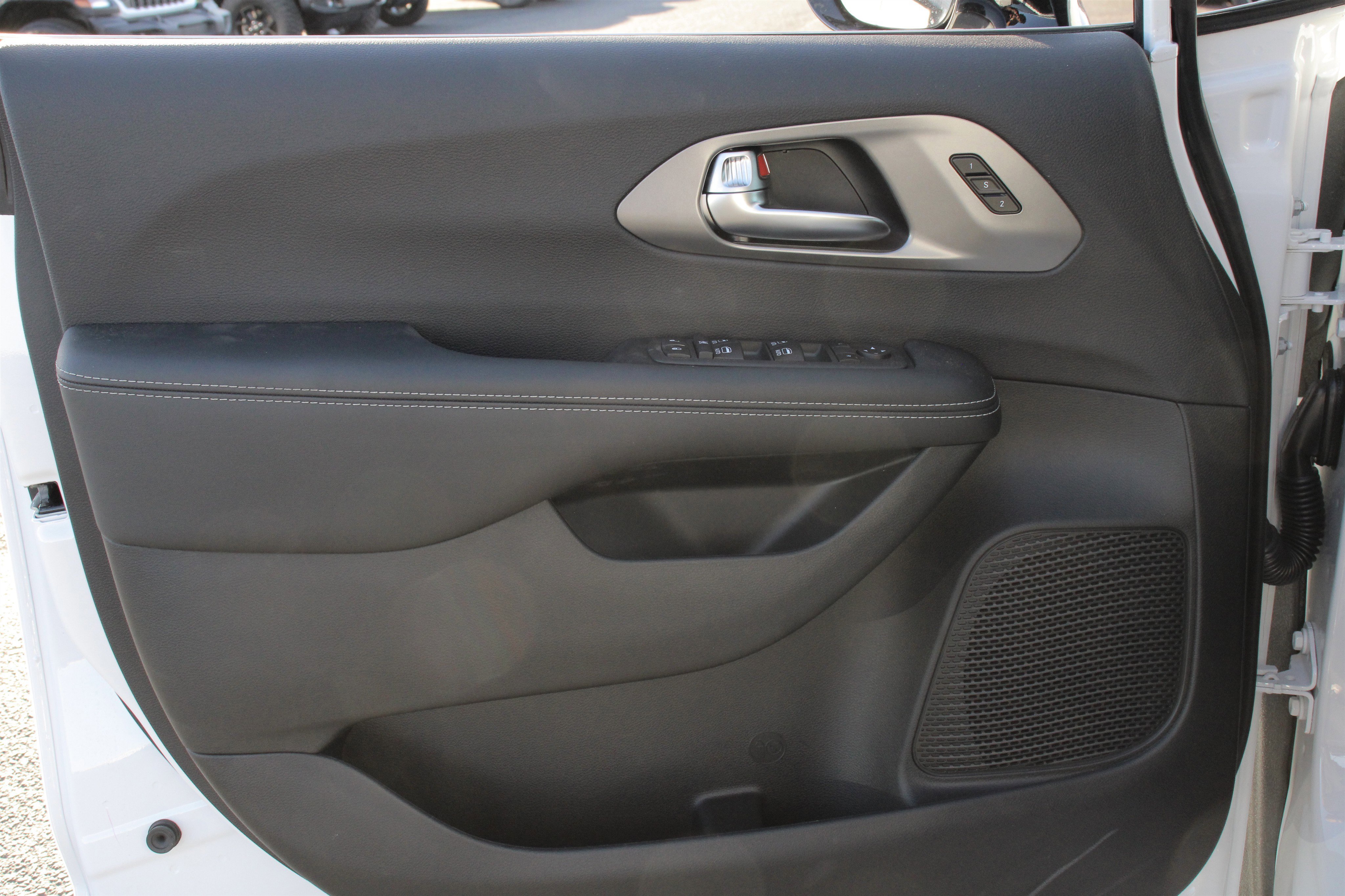 New 2026 Chrysler Pacifica Select image 6