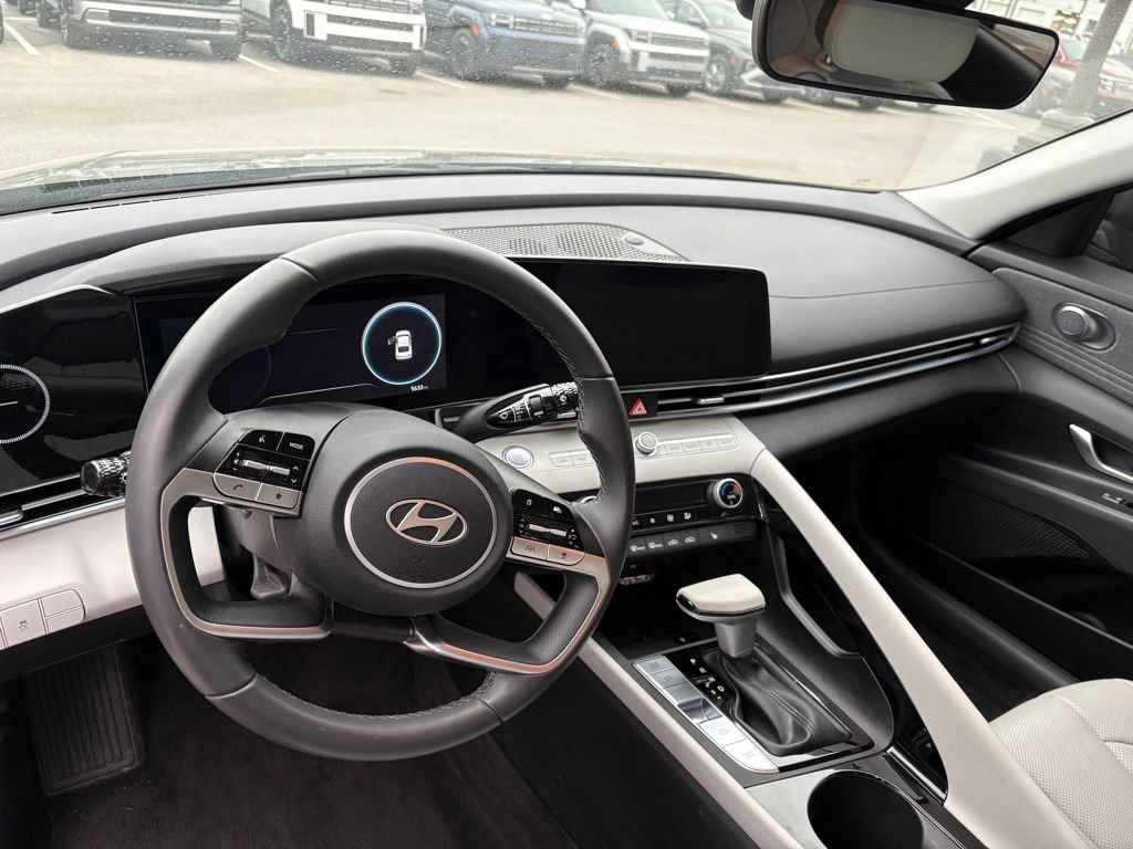 Certified 2025 Hyundai Elantra Limited FWD image 9