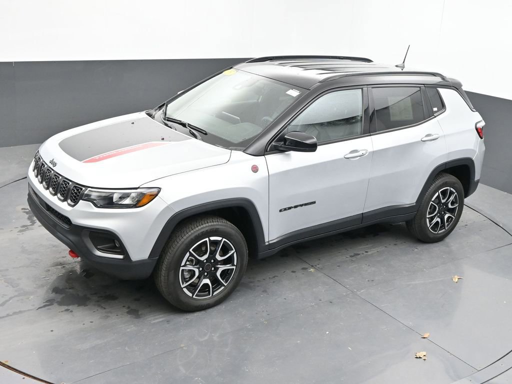 Used 2025 Jeep Compass Trailhawk AWD/4WD image 40