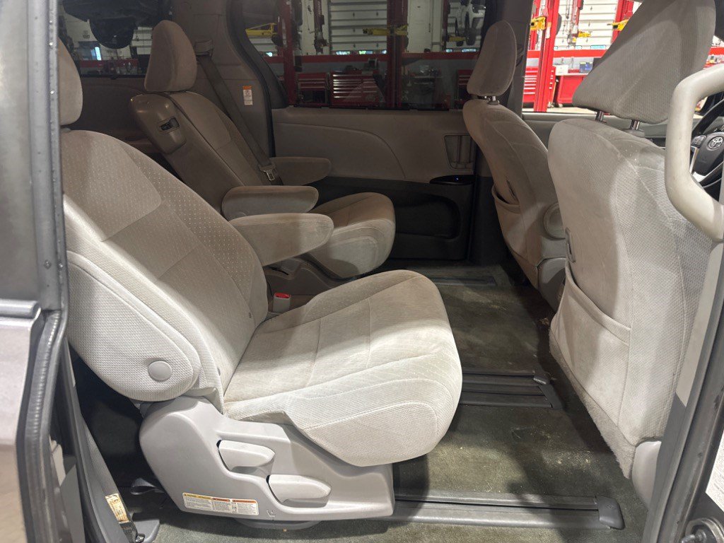 Used 2018 Toyota Sienna LE FWD image 43