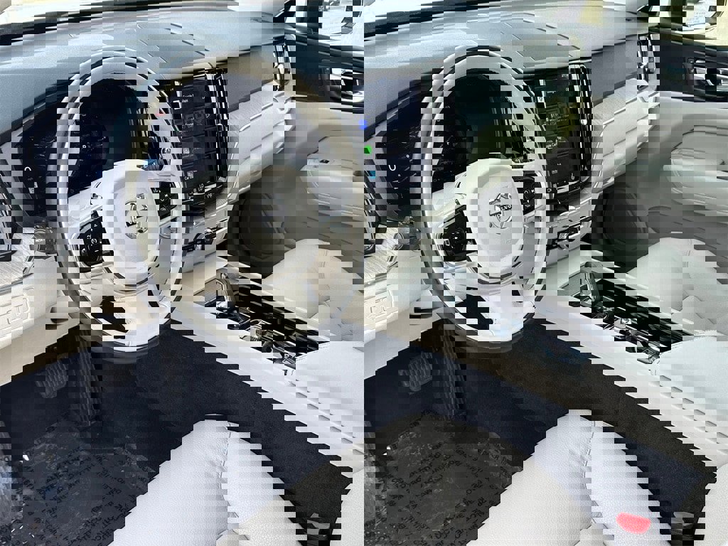 Used 2023 Volvo XC60 T8 Plus image 7