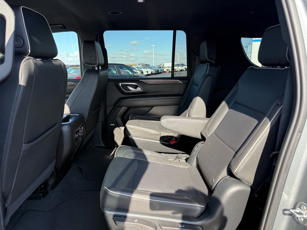 Used 2023 Chevrolet Suburban Premier image 11