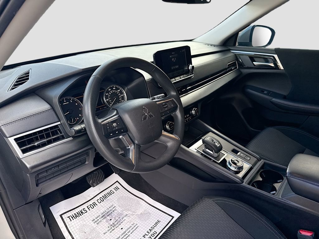 Used 2024 Mitsubishi Outlander ES image 10