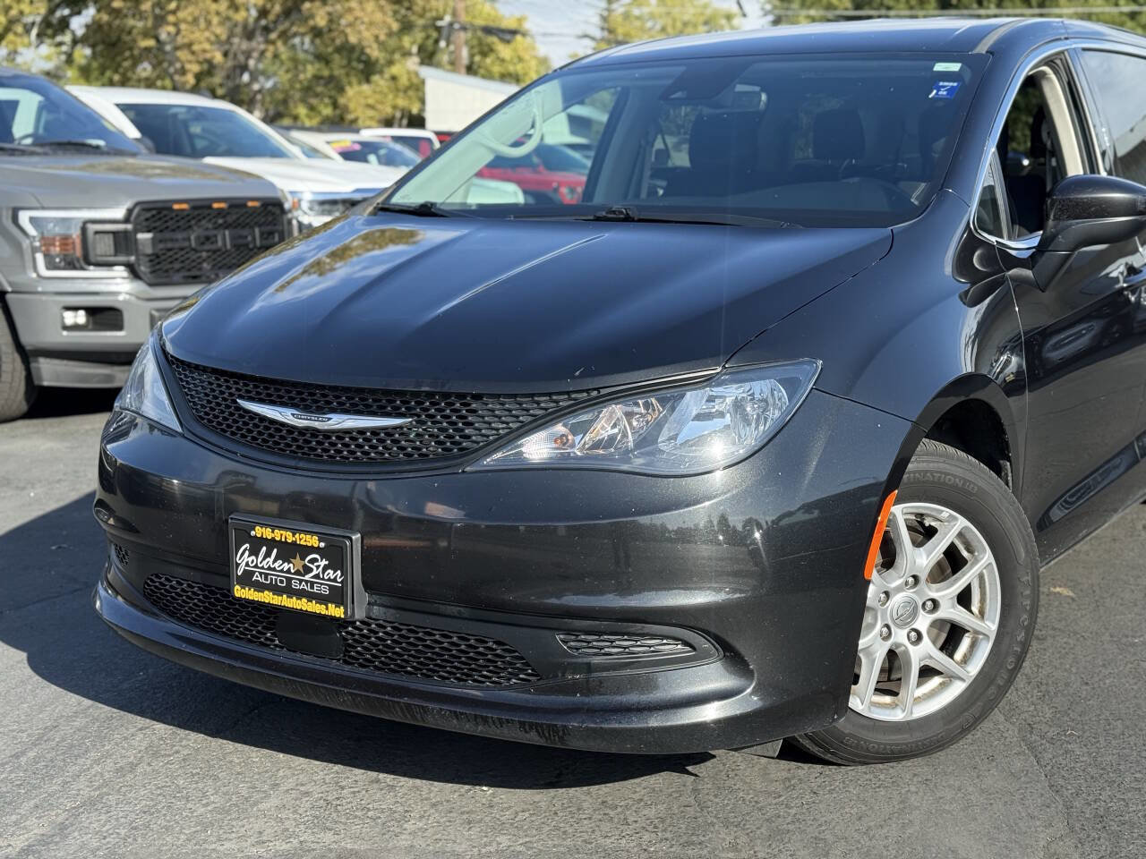 Used 2022 Chrysler Voyager LX image 2