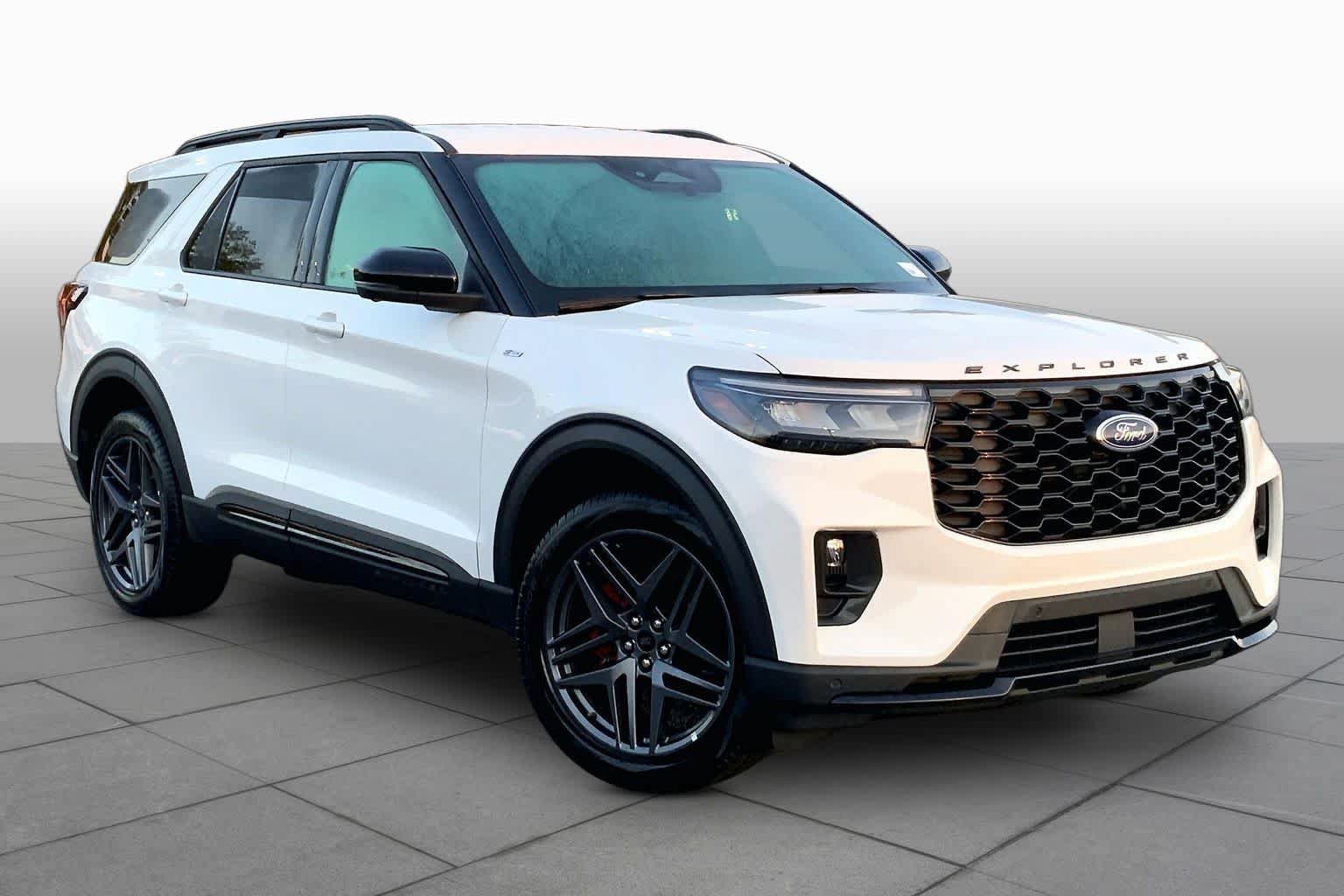 Used 2025 Ford Explorer ST-Line w/ ST-Line Street Pack AWD/4WD image 3