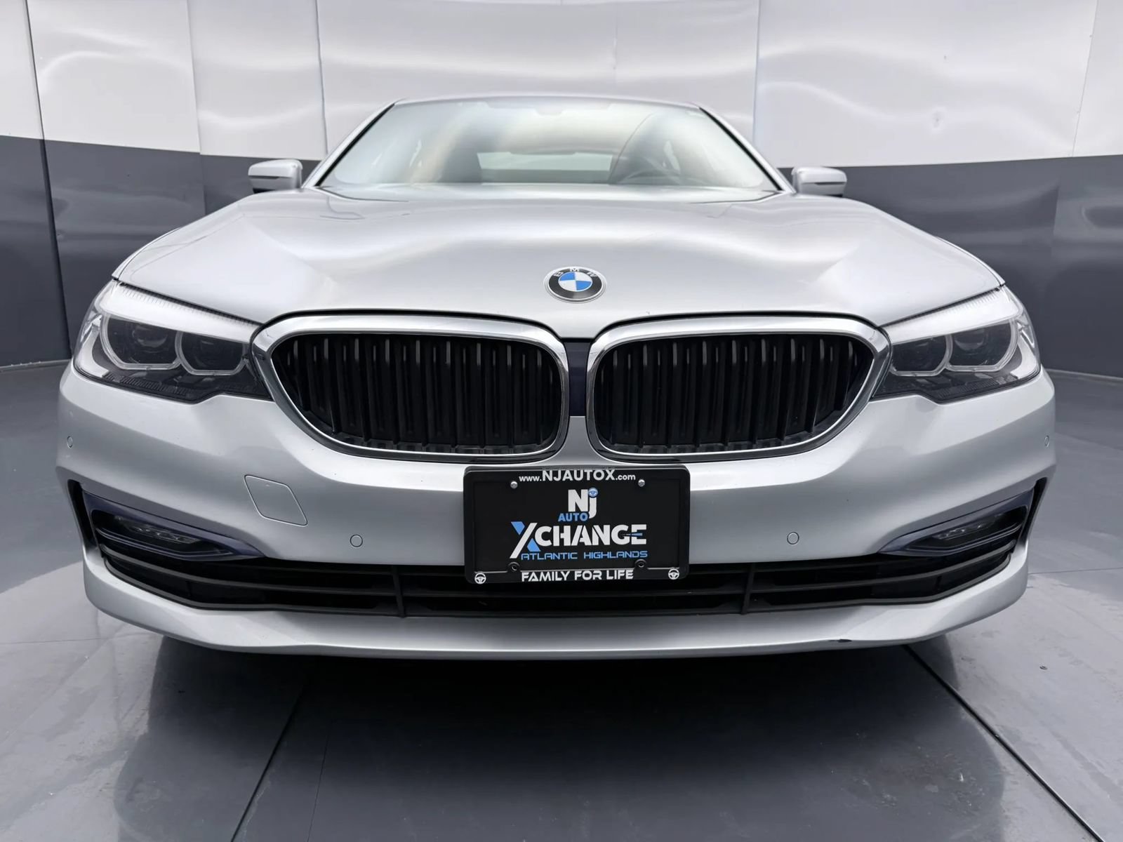 Used 2018 BMW 530i xDrive w/ Premium Package AWD/4WD image 2