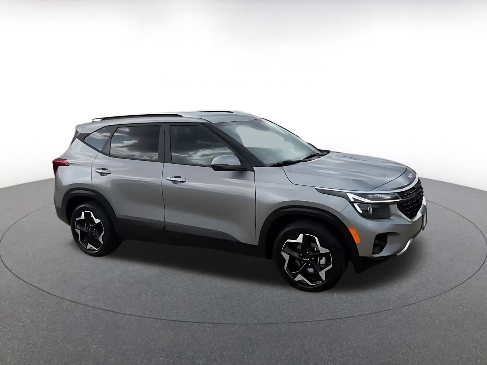 Used 2025 Kia Seltos S image 2