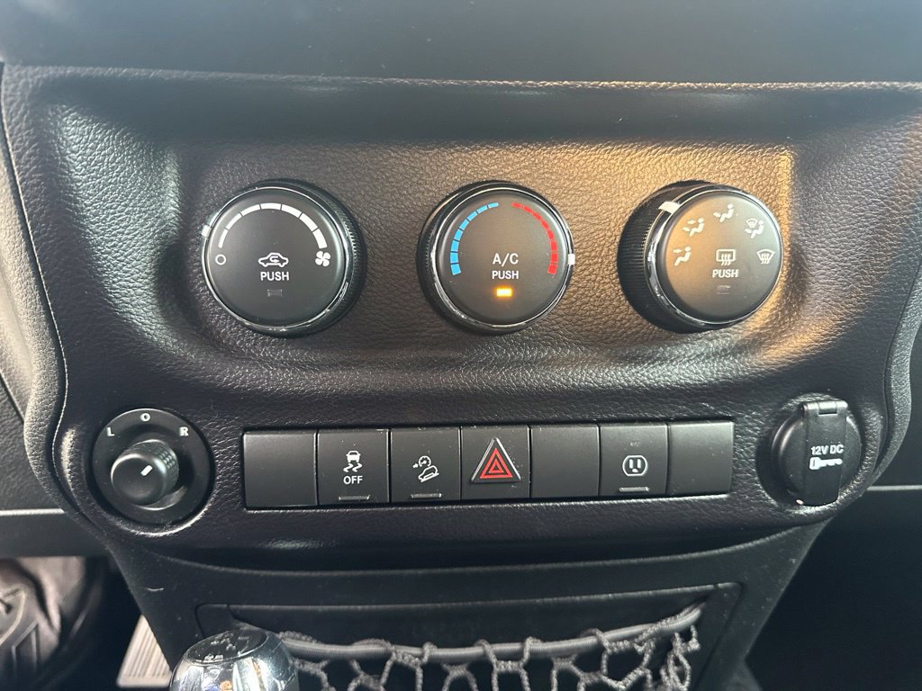 Used 2017 Jeep Wrangler Unlimited Sahara w/ Connectivity Group AWD/4WD image 23