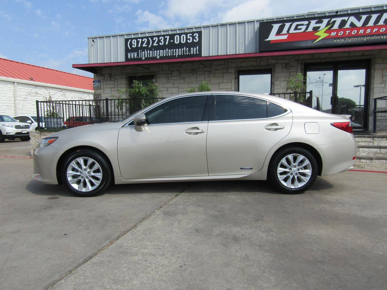 Used 2015 Lexus ES 300h w/ Premium Package w/Bamboo Trim FWD image 2