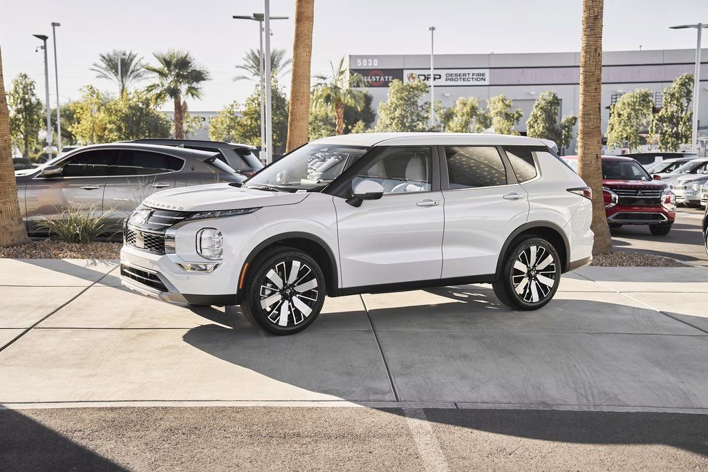Used 2025 Mitsubishi Outlander SE FWD image 4