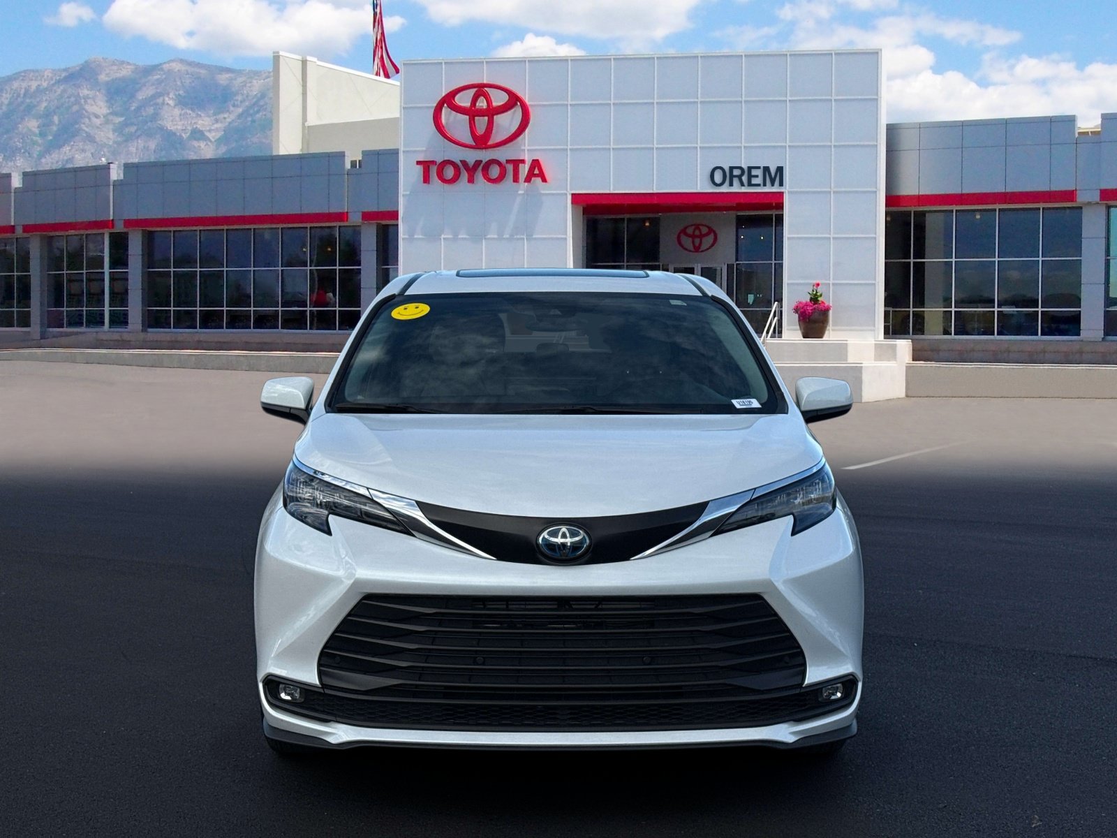 Used 2025 Toyota Sienna XLE FWD image 2