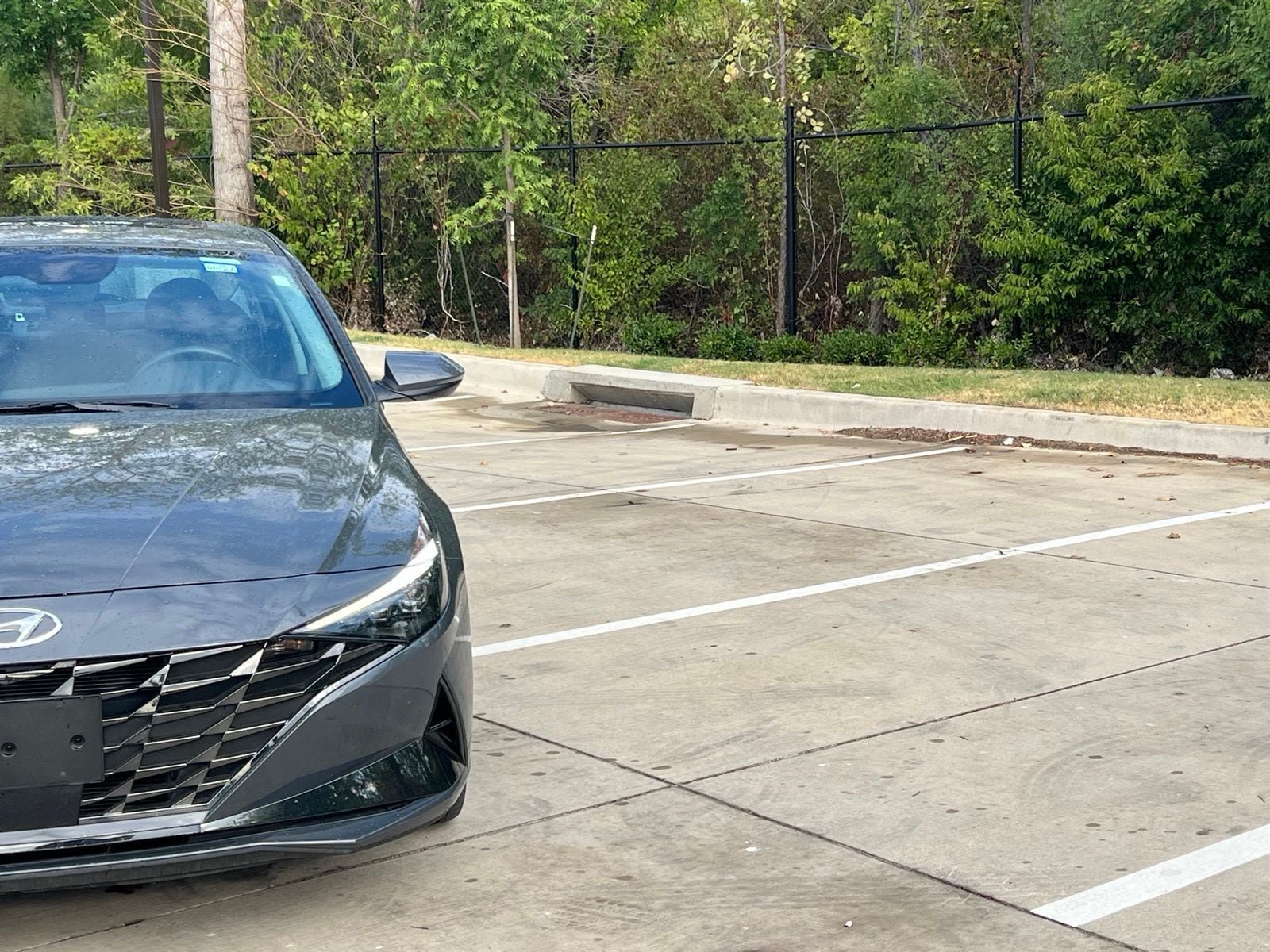 Used 2023 Hyundai Elantra Limited w/ Preferred Accessory Package FWD image 3