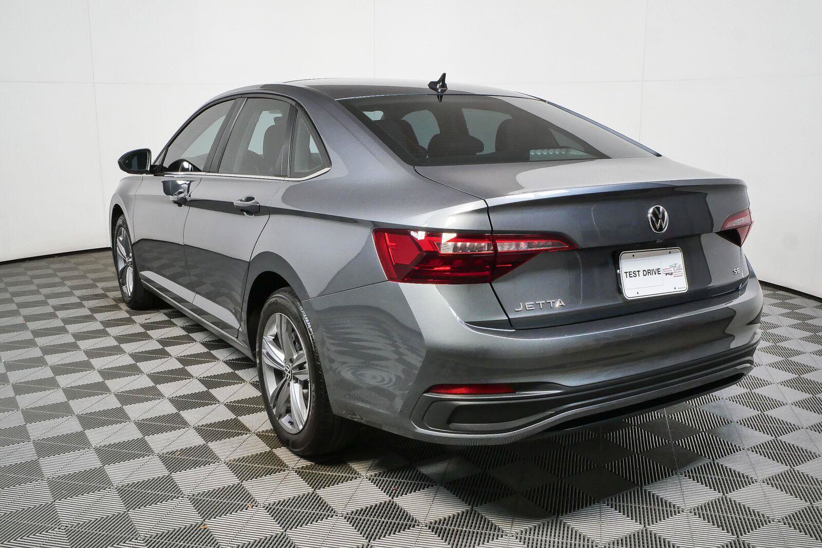 Used 2024 Volkswagen Jetta SE w/ Panoramic Sunroof Package FWD image 3