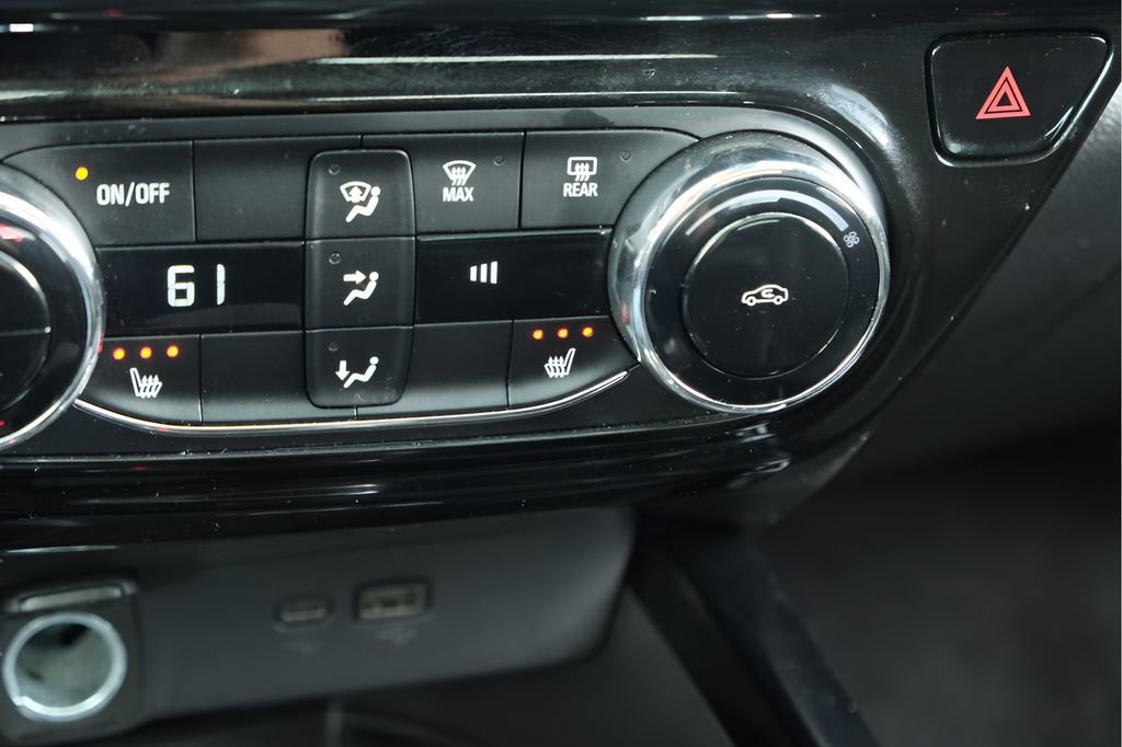 Used 2025 Chevrolet Trax RS w/ Sunroof Package FWD image 17