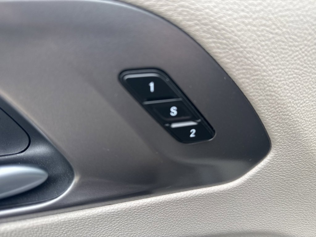 Used 2024 Chrysler Pacifica Touring-L image 34