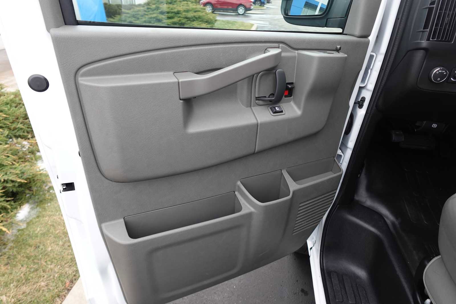 Used 2025 Chevrolet Express 3500 w/ Driver Convenience Package image 10