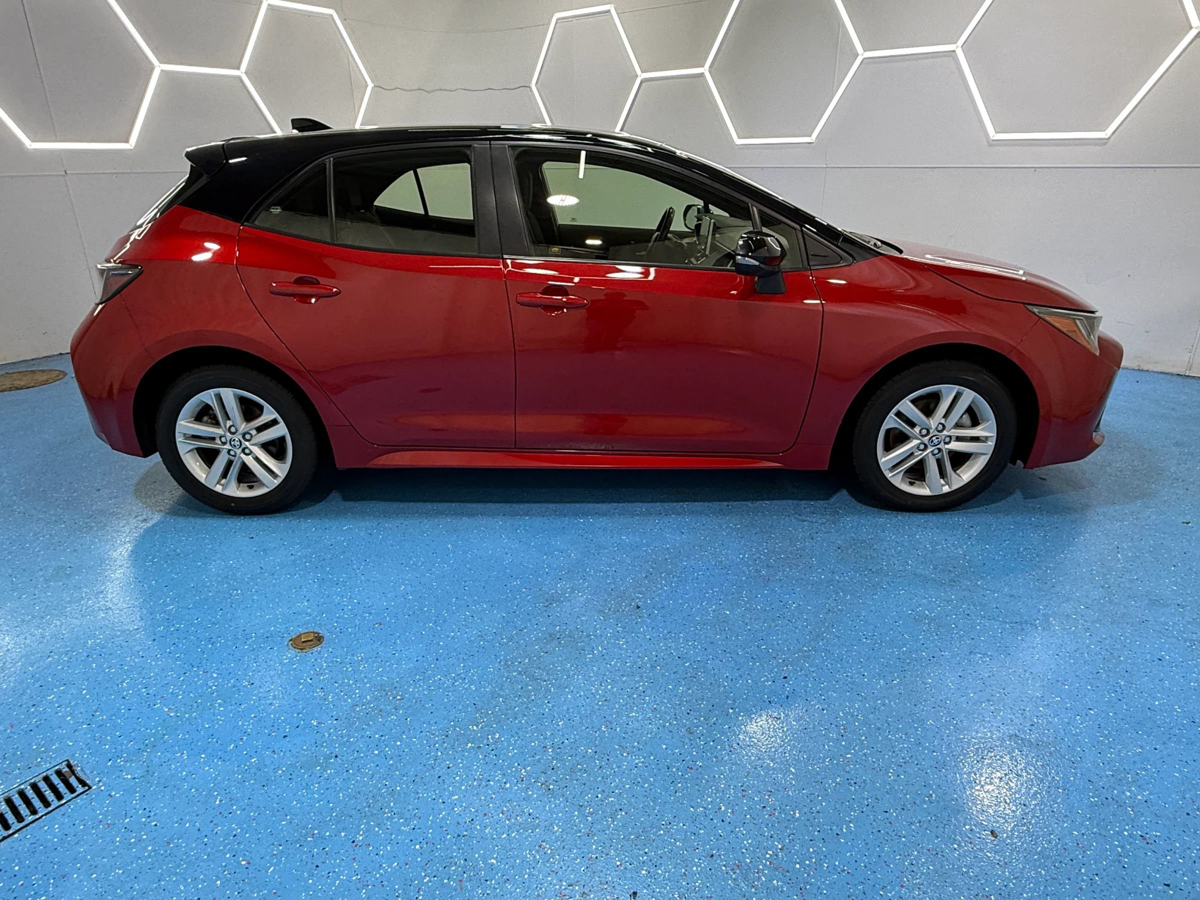 Used 2021 Toyota Corolla SE FWD image 2