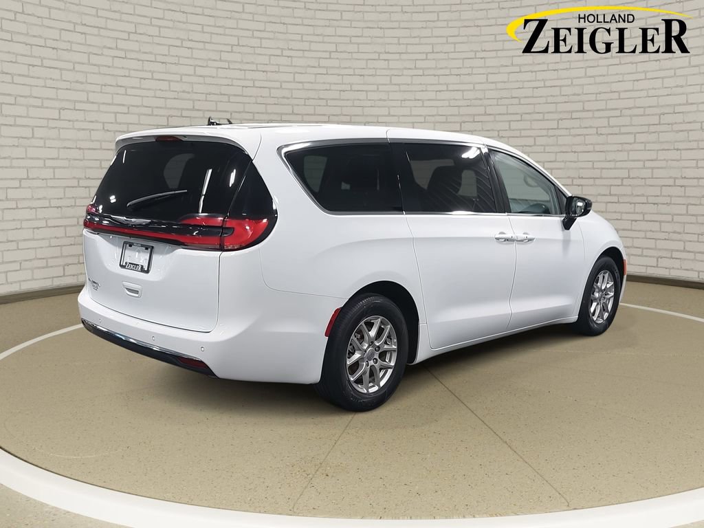 Used 2024 Chrysler Pacifica Touring-L image 5