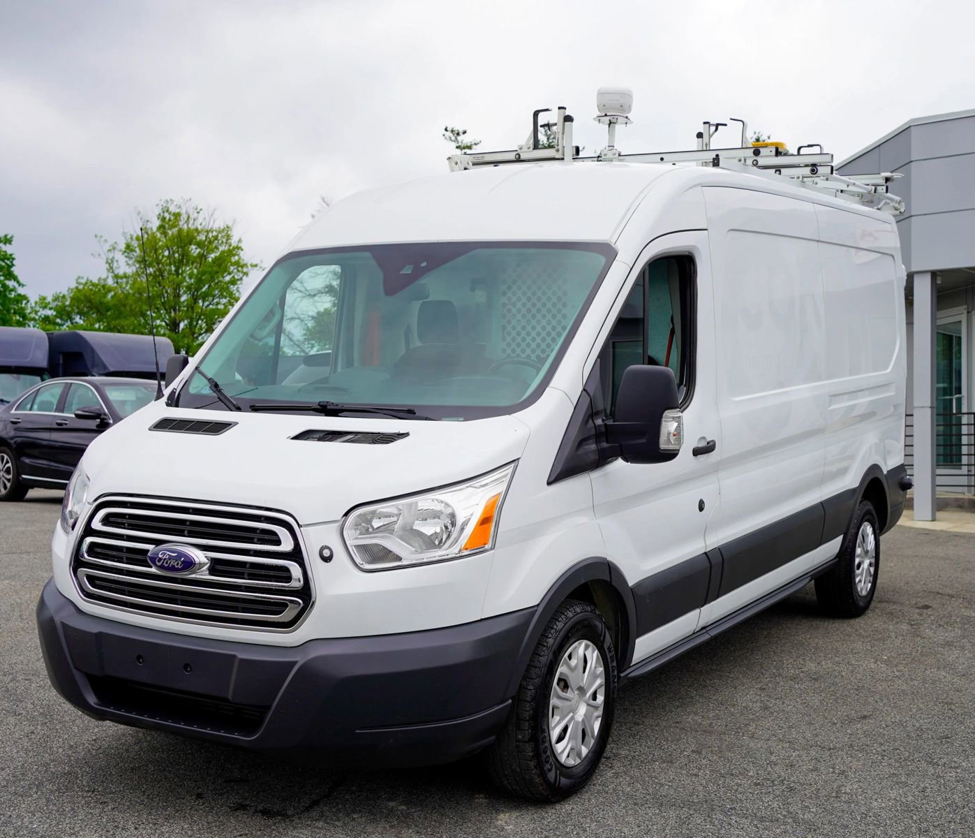 Used 2018 Ford Transit 250 148 Medium Roof w/ Exterior Upgrade Package RWD image 1